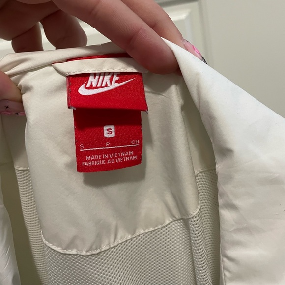 Nike Women’s Windrunner - White, Small - Picture 4 of 7